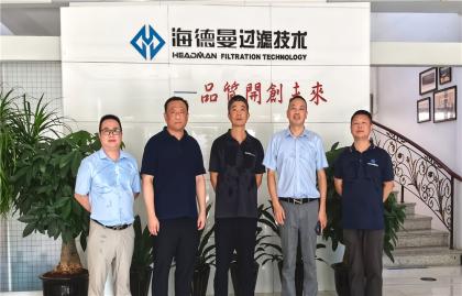Delegacja Hyundai (Jiangsu) Construction Machinery odwiedziła Zhejiang Headman, aby zbadać nowe możliwości współpracy w technologii filtracji.